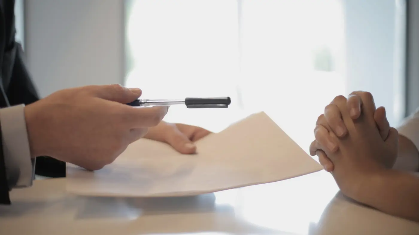 Un contrat sur un bureau, évoquant l'assurance face aux décisions des agents IA.