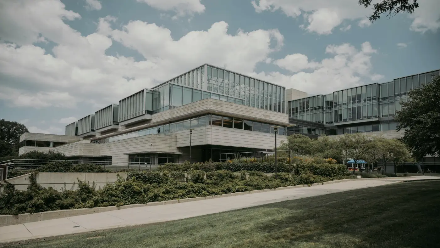 Bâtiment institutionnel moderne, évoquant l'entrée en vigueur de règles par étapes.