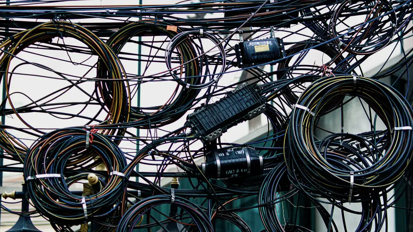 Câbles réseau enchevêtrés, image de la difficulté d'attribuer une cyberattaque.