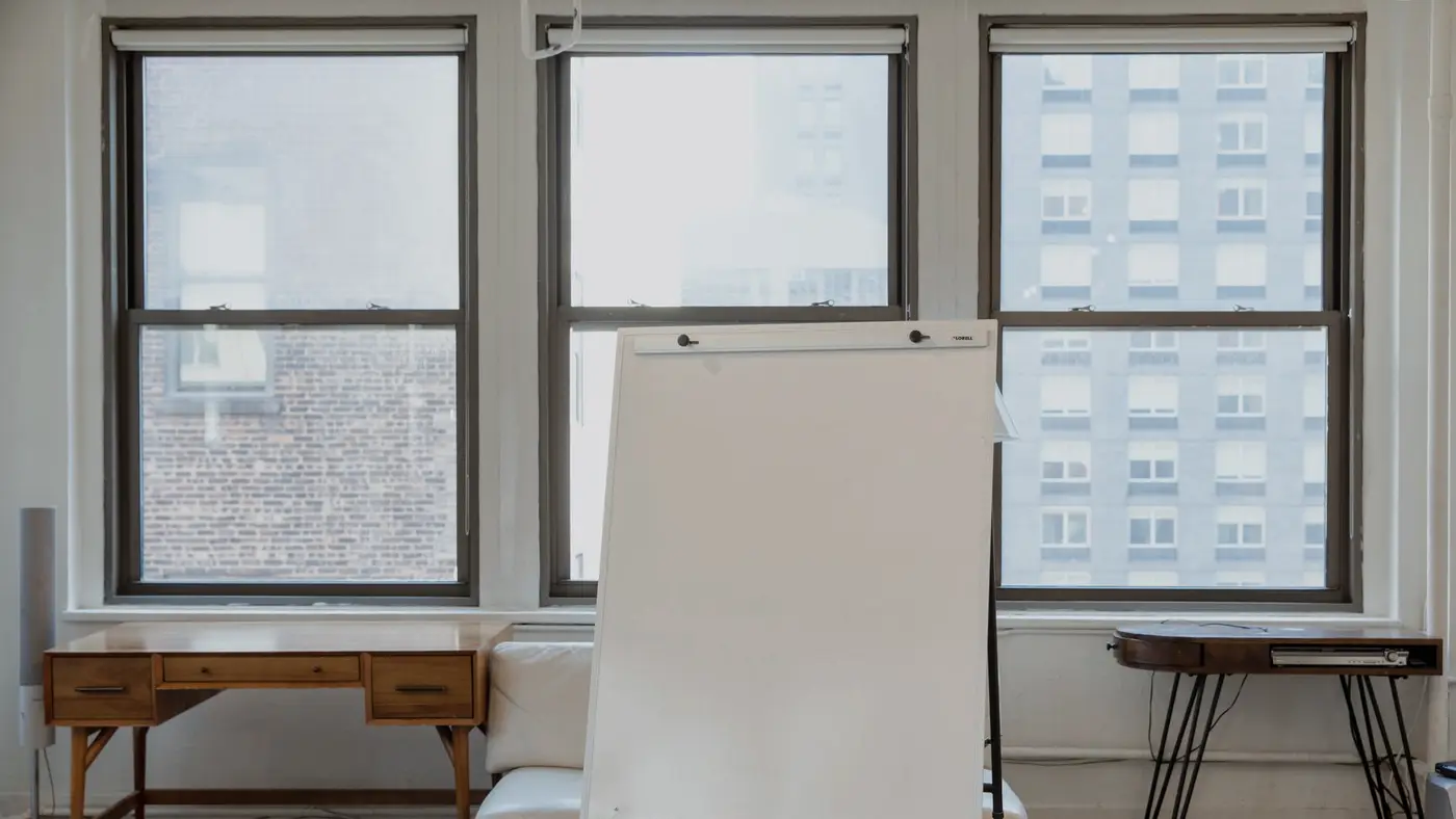 Un tableau blanc vide, évoquant l'absence de plan face à l'IA.