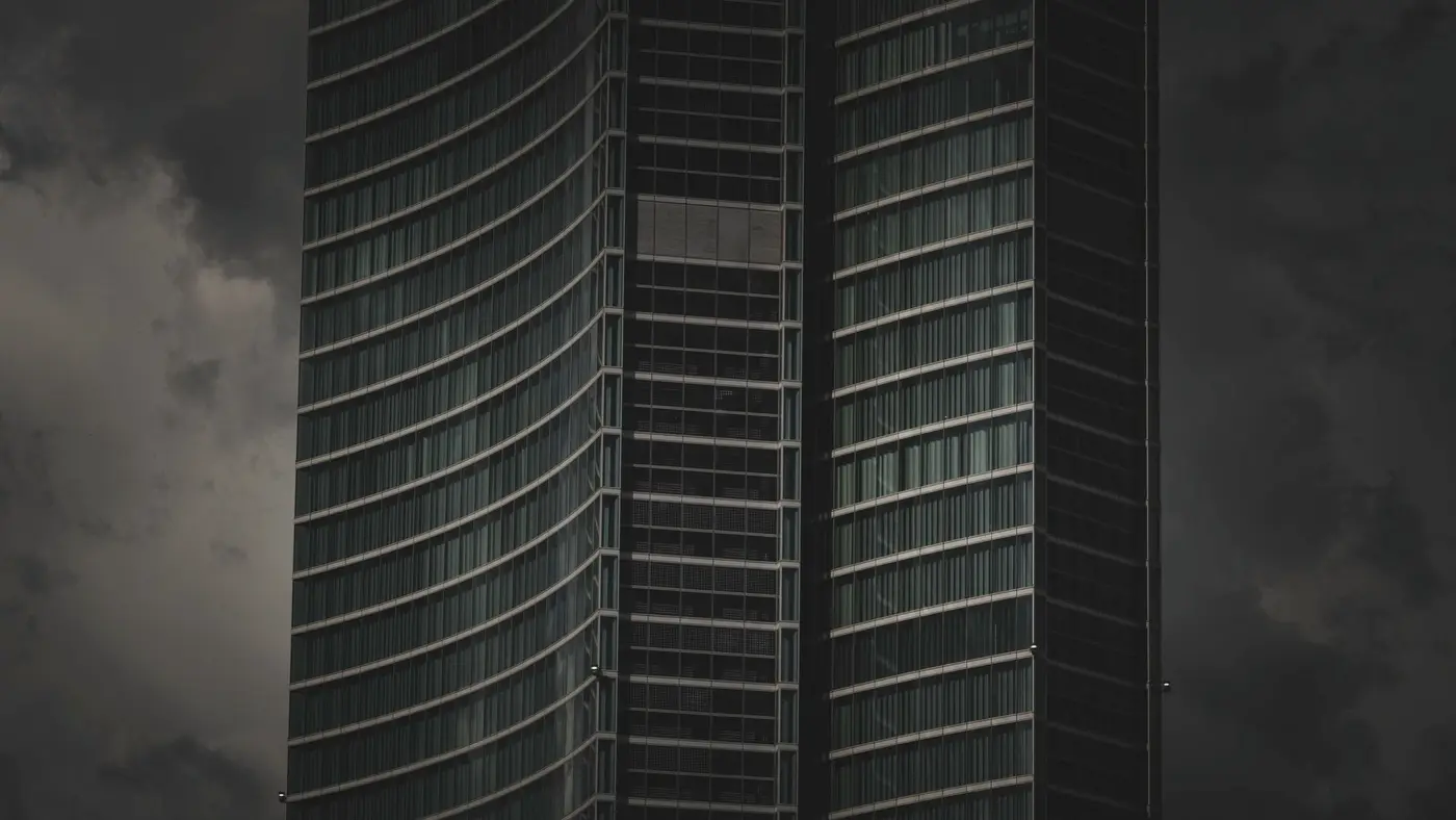 Nuages d'orage au-dessus d'immeubles de bureaux : la nervosité des marchés ne dit rien, à elle seule, de la continuité des outils d'une entreprise.