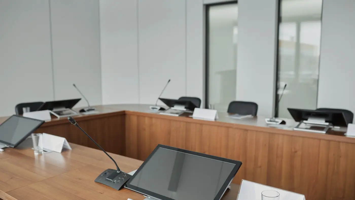 Une salle de réunion institutionnelle vide, évoquant la décision européenne qui soumet ChatGPT aux obligations des très grandes plateformes.