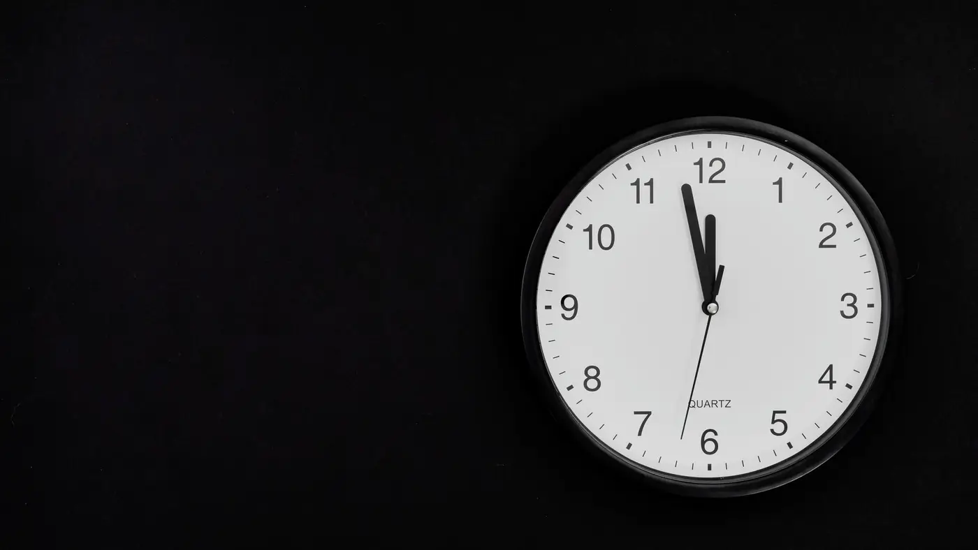 Une horloge murale dans un bureau vide, aiguilles proches de l'heure limite : le compte à rebours de 24 heures du Cyber Resilience Act commence vendredi.