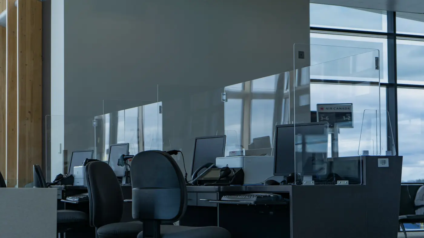 Un plateau de bureaux désert derrière de grandes baies : quand le portail familles tombe, c’est la commune qui répond aux parents.