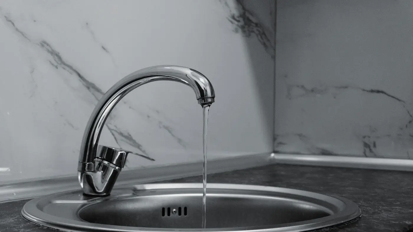 Un robinet de cuisine qui coule : un message sur la facture d'eau concerne presque chaque foyer, et c'est ce qui le rend crédible.