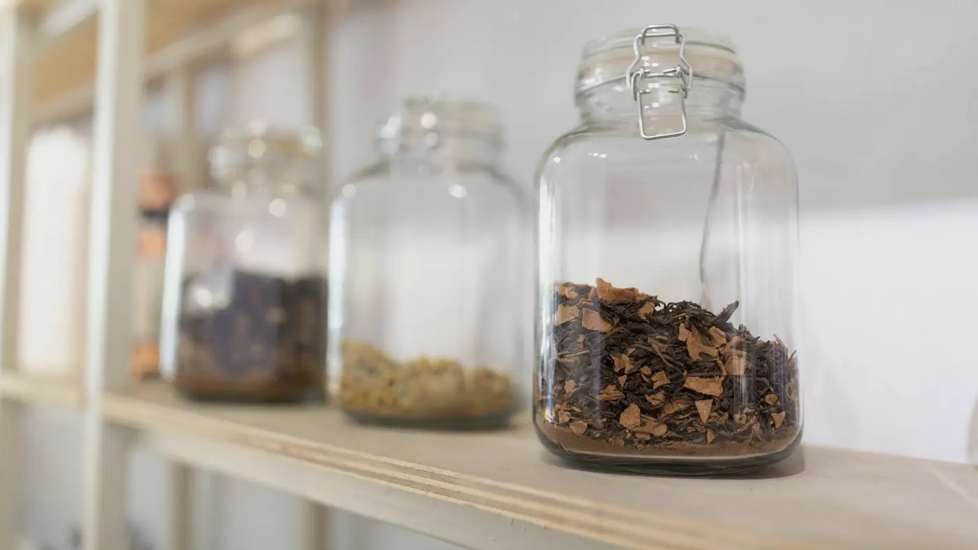 Des bocaux de verre alignés sur une étagère : la boutique a conservé les adresses de ses acheteurs, pas leurs moyens de paiement.