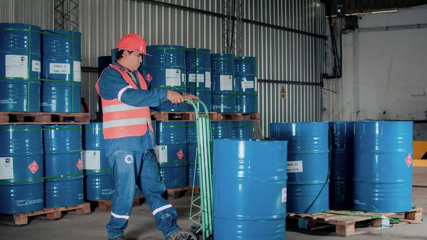 Un poste de connexion au milieu d'un stock de produits chimiques : le compte extranet d'un client industriel est un accès ordinaire, tenu par une personne ordinaire.