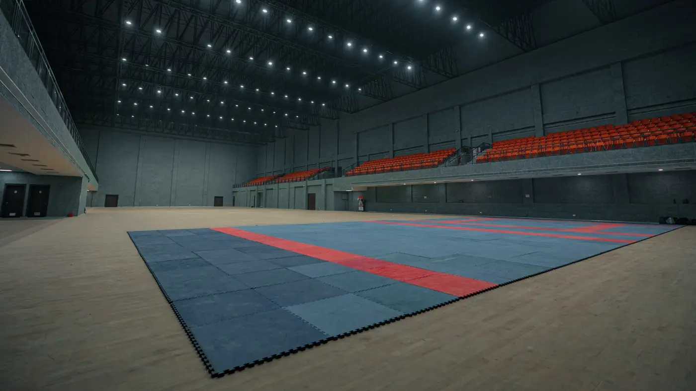 Une grande salle de sport vide, tapis étalés au sol : là où s'entraînent des milliers de licenciés, dont beaucoup d'enfants.