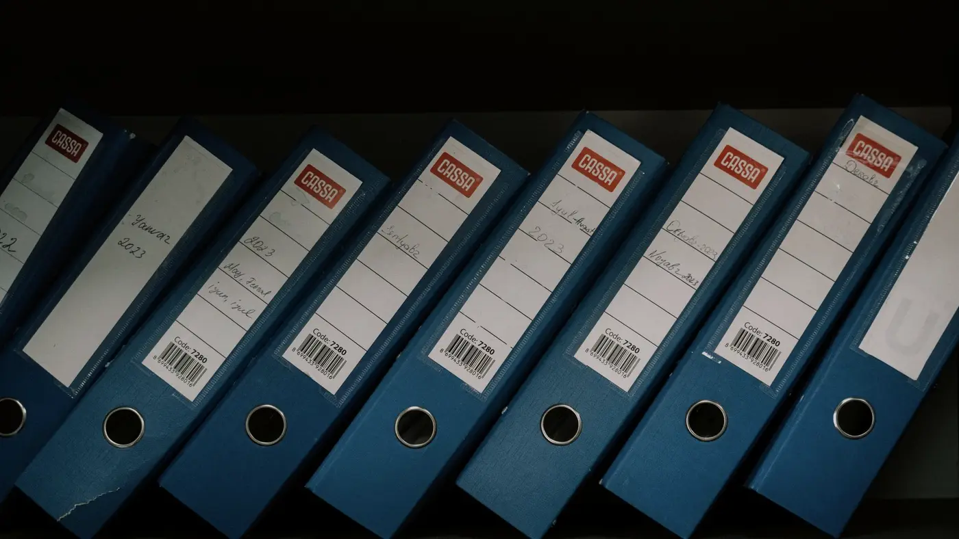 Des classeurs alignés aux étiquettes manuscrites illisibles : quelques centaines de noms peuvent peser plus lourd qu’une base d’un million de lignes.