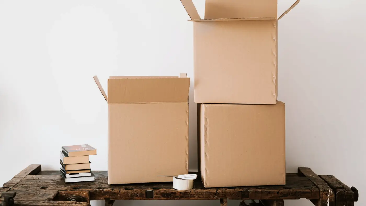 Des cartons de déménagement ouverts sur un vieil établi : dans une vente immobilière, c’est au moment du paiement que la fraude au virement frappe.