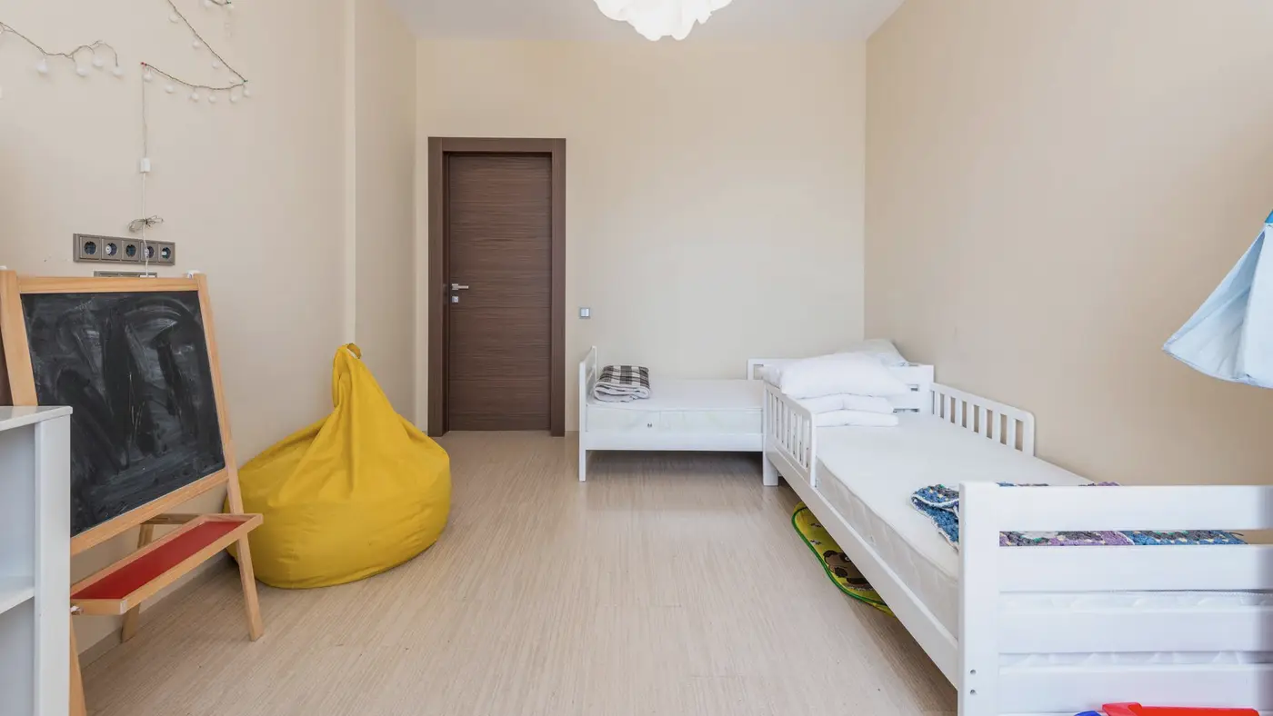 Une salle d’éveil vide, lit bas et tableau noir : le fournisseur d’une crèche connaît ses commandes, ses factures et ses interlocuteurs.