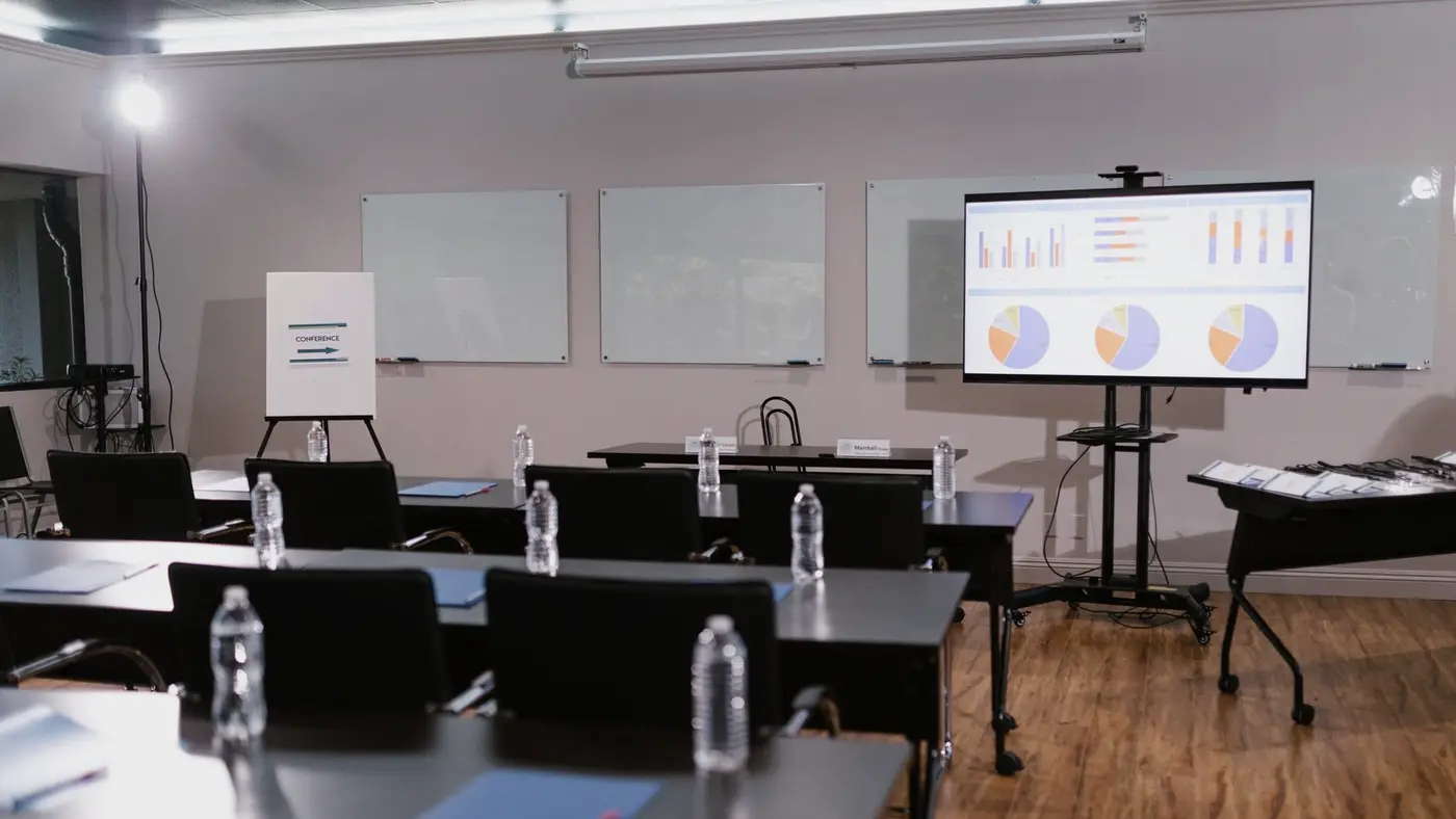 Une salle de formation désertée et un projecteur resté allumé : les comptes des apprenants continuent d'exister longtemps après la fin de la session.