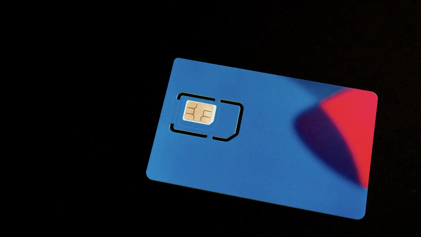 Une carte SIM encore dans son support : c'est la ligne que détourne un attaquant pour recevoir les codes envoyés par SMS.