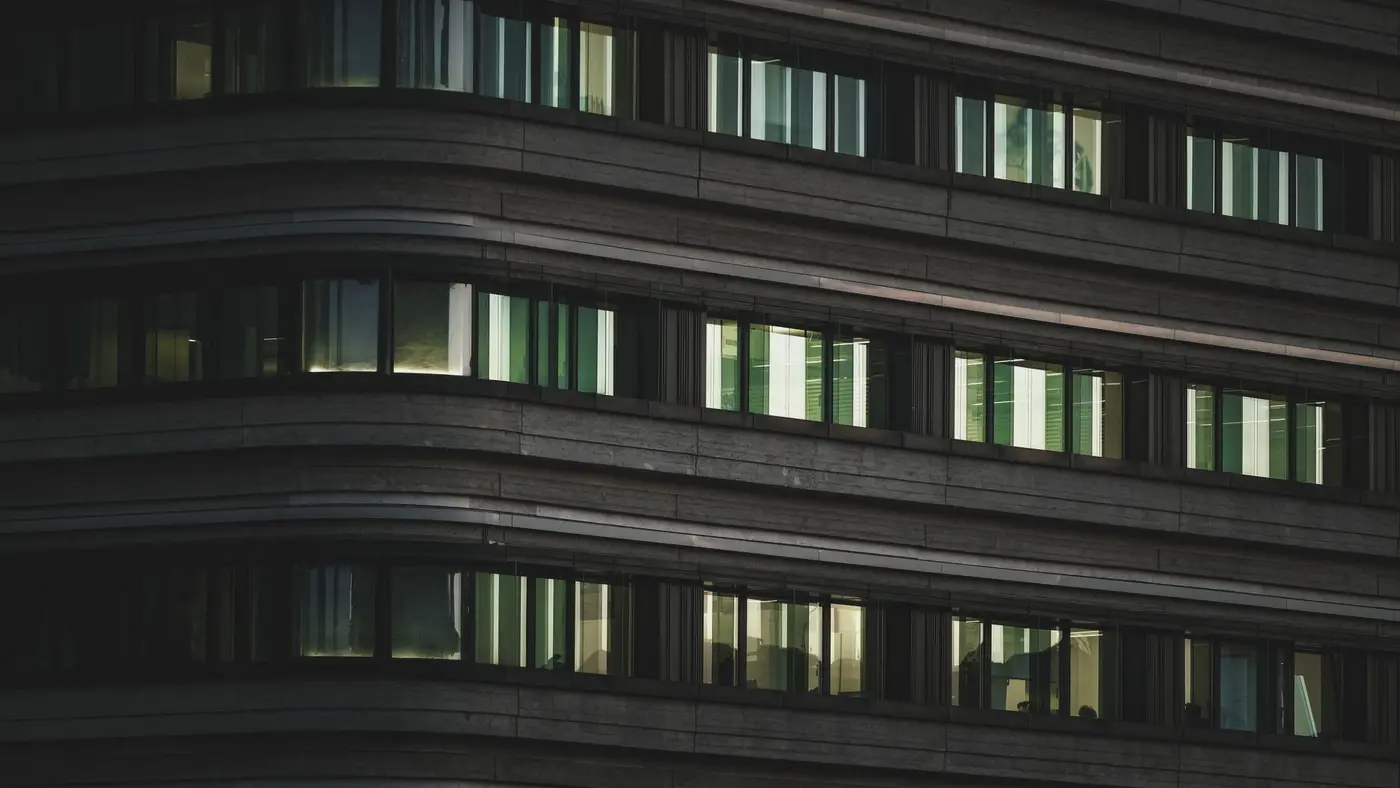 Une façade de bureaux la nuit, quelques fenêtres éclairées : un accès légitime a suffi pour voir bien au-delà de son périmètre.