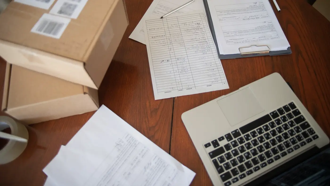 Des colis prêts à partir sur le bureau d'une petite boutique en ligne : c'est le marchand lui-même, pas son client, que visent les données publiées.