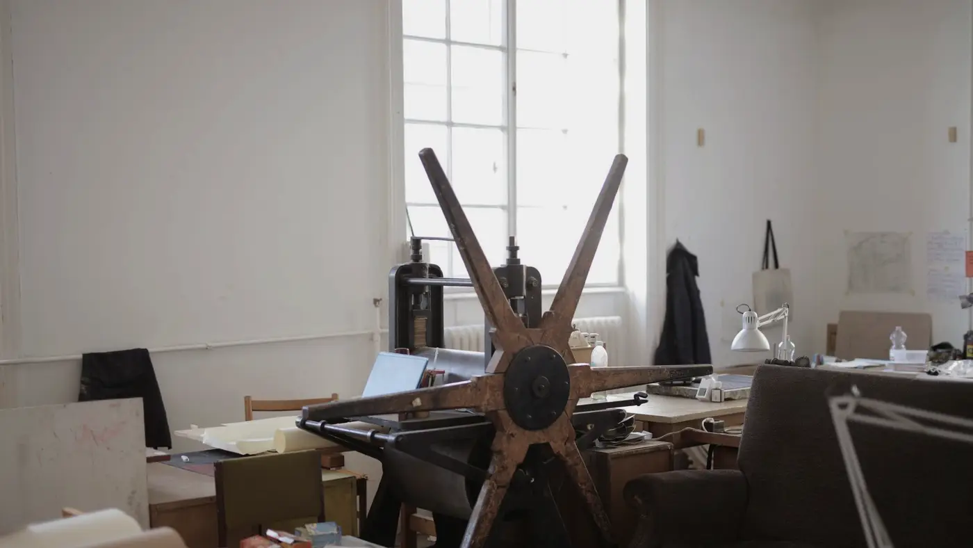 Un atelier lumineux où trône une ancienne presse : l'outil est déjà là, ce qu'il rapporte reste à mesurer.