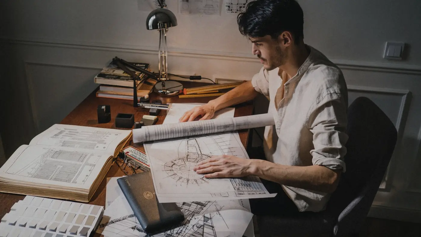 Plan de travail qui se précise, du brouillon à la structure : le passage à l'investissement.