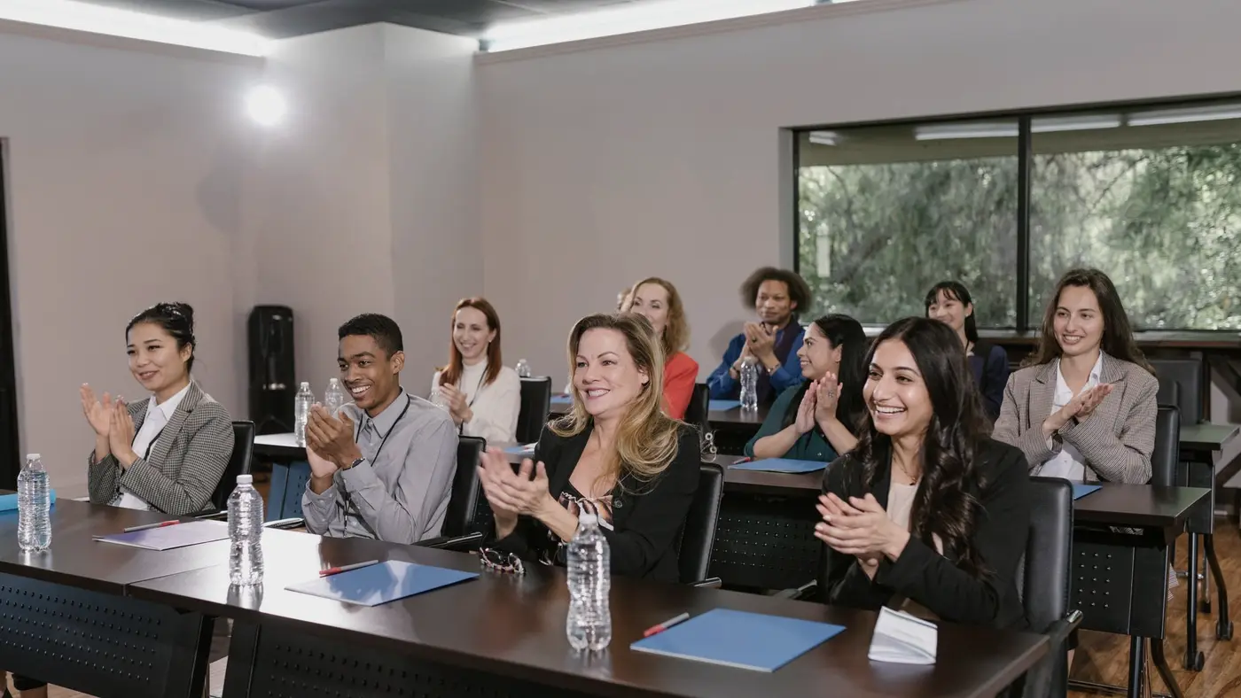 Adultes en formation professionnelle, le travail humain au centre.