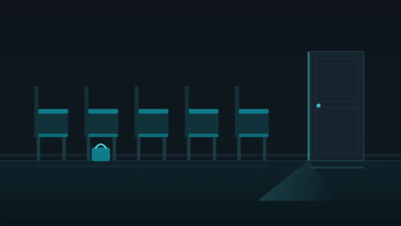 Illustration : une rangée de chaises d attente vides et un sac posé au sol, devant une porte fermée d où filtre la lumière — l accès au premier emploi se resserre par l embauche.