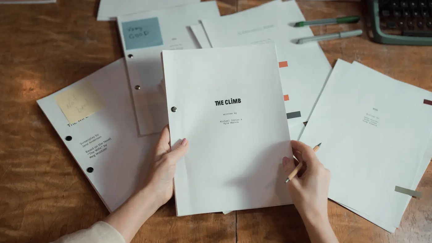 Des feuillets imprimés couverts de corrections manuscrites, évoquant un travail éditorial relu et repris.