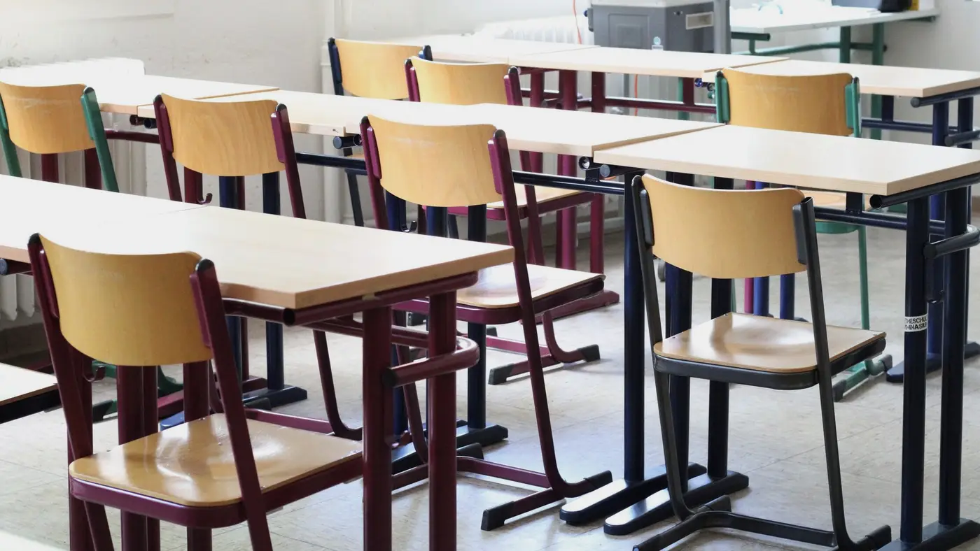 Une salle de classe vide, pupitres alignés dans la lumière du matin : l'école où Stuttgart veut mesurer les logiciels adaptatifs avant de les généraliser.