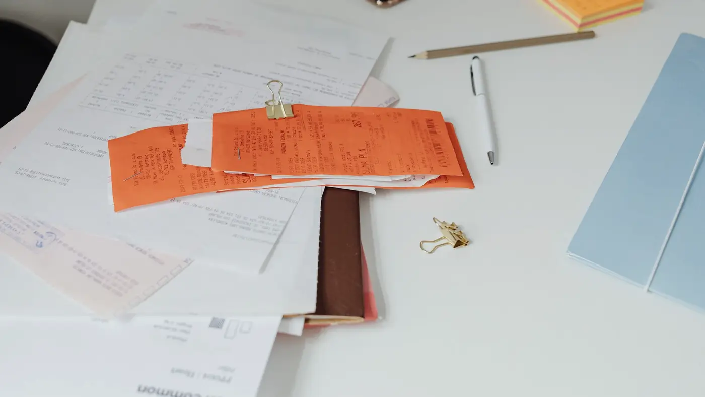 L'accumulation de dossiers en attente sur un bureau déserté : une semaine d'alertes de fuite s'empile plus vite qu'on ne les traite.