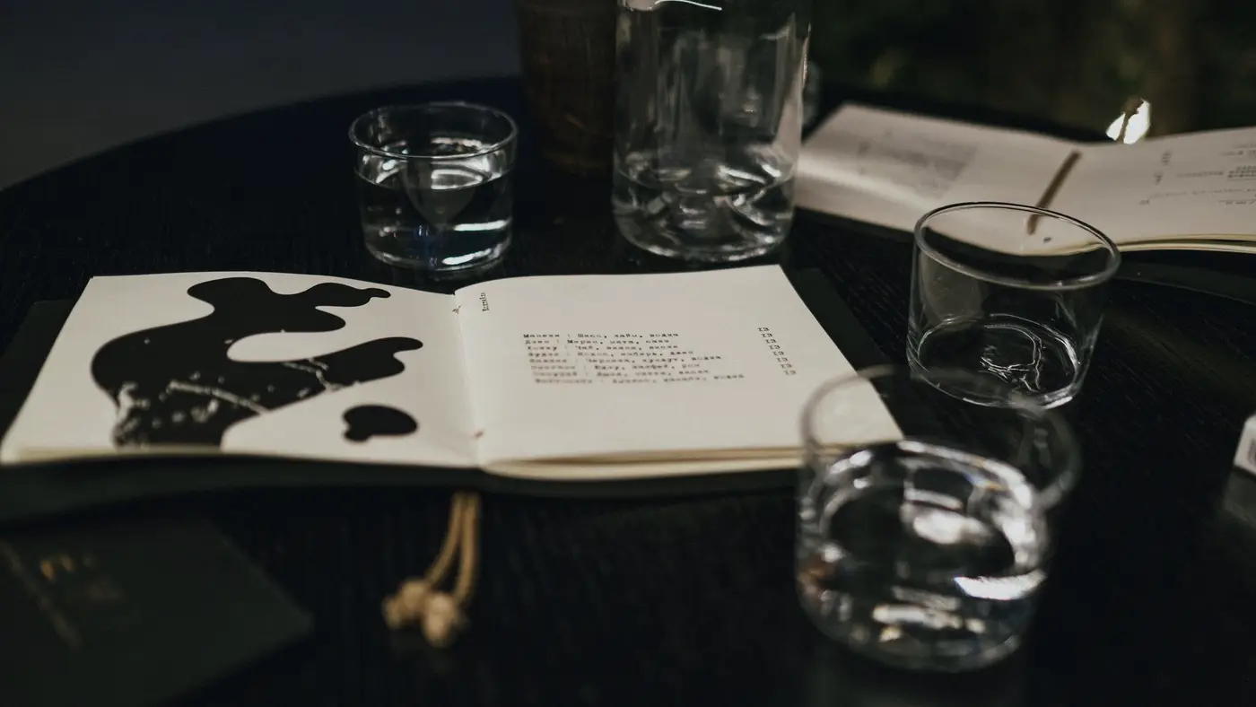 Un verre au bord d'une table, image de l'intuition physique visée par les modèles du monde.
